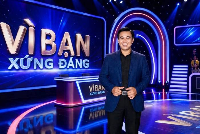 MC Quyền Linh khi còn dẫn chương trình Vì bạn xứng đáng. Ảnh: Fanpage Vì bạn xứng đáng