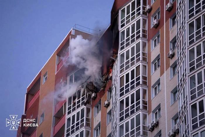 Một tòa chung cư ở Kiev bị đánh trúng trong cuộc không kích ngày 2/10. Ảnh: AFP