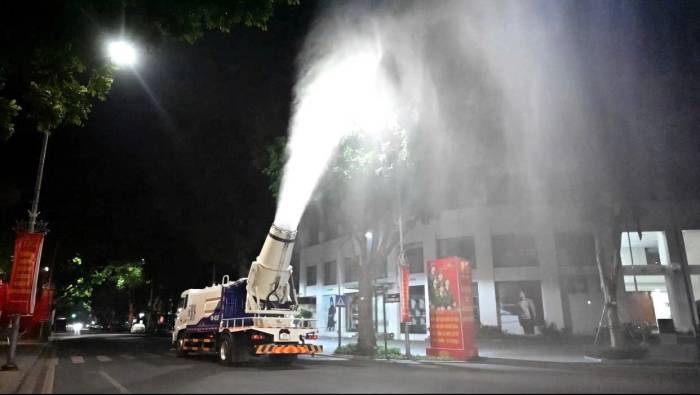 Hà Nội phun sương dập bụi