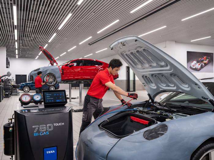 Kỹ thuật viên bảo dưỡng xe tại xưởng dịch vụ chính hãng. Ảnh: Porsche Việt Nam