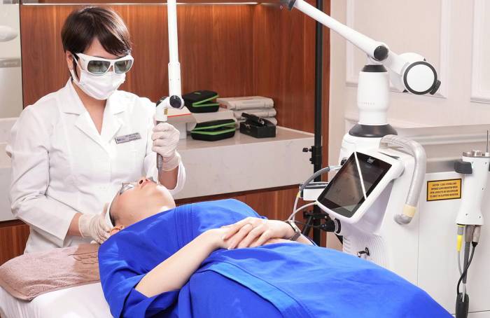 Bác sĩ khoa Thẩm mỹ đang thực hiện laser trẻ hóa bằng máy Fotona Dynamis. Ảnh minh họa: Bệnh viện Đa khoa Tâm Anh