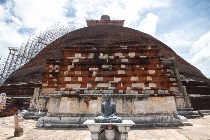 Tượng Phật trước của bảo tháp Jetavanaramaya. Ảnh: Asian Historical