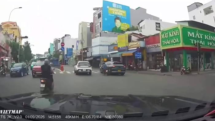 Taxi chèn ngã người đi xe máy rồi bỏ đi