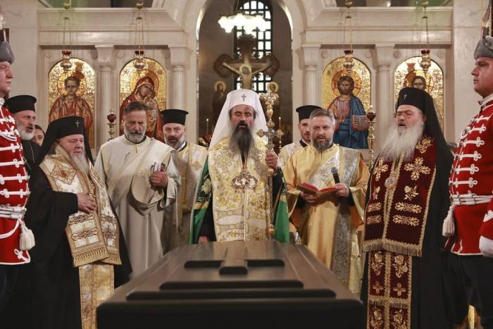 Thượng phụ Daniil của Giáo hội Chính thống giáo Bulgaria chủ trì thánh lễ trước quan tài Sa hoàng Samuel tại Nhà thờ St. Sophia trong buổi lễ đưa hài cốt trở về Bulgaria ngày 3/10. Ảnh: AFP
