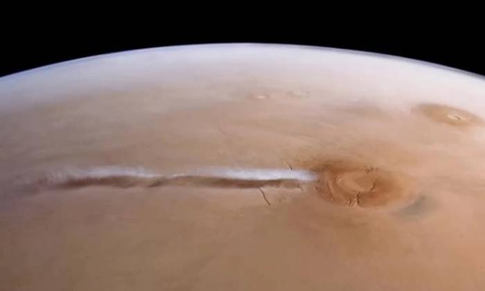 Đám mây Arsia Mons Elongated Cloud (AMEC) xuất hiện dọc một trong những núi lửa lớn nhất Sao Hỏa gần như mỗi ngày trong các tháng xuân hè. Ảnh: ESA