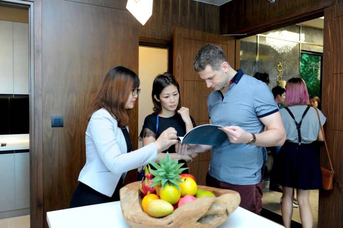 Người nước ngoài tìm mua căn hộ một dự án tại TPHCM. Ảnh: Minh Long