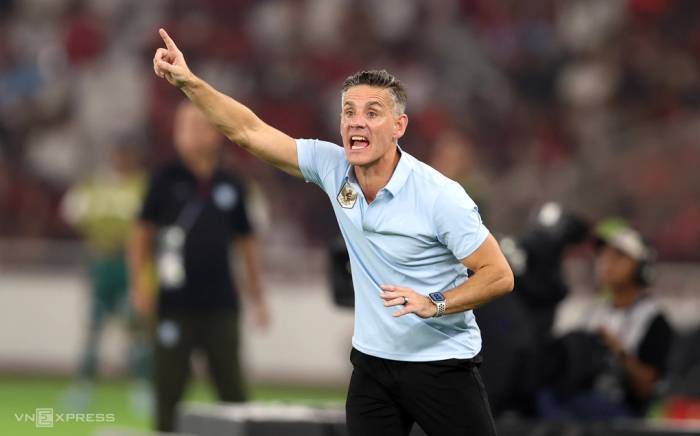 HLV người Anh John Herdman của Indonesia chỉ đao trong trận thắng Bangladesh 9-2 ở lượt cuối bảng A FIFA ASEAN Cup 2026, trên sân Bung Karno, Jakarta, Indonesia tối 1/10/2026. Ảnh: Đức Đồng