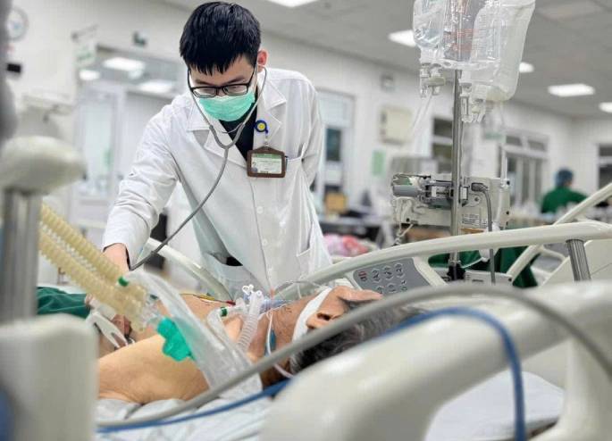 Bác sĩ điều trị cho một bệnh nhân biến chứng nặng do mắc Cúm tại Bệnh viện Nhiệt đới Trung ương. Ảnh: Thanh Đặng
