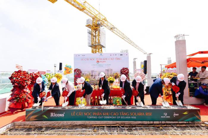 Đại diện Nam Long, các đối tác Nhật Bản, tổng thầu và các đơn vị đồng hành thực hiện nghi thức xúc cát tại Lễ cất nóc Solaria Rise. Ảnh: Nam Long