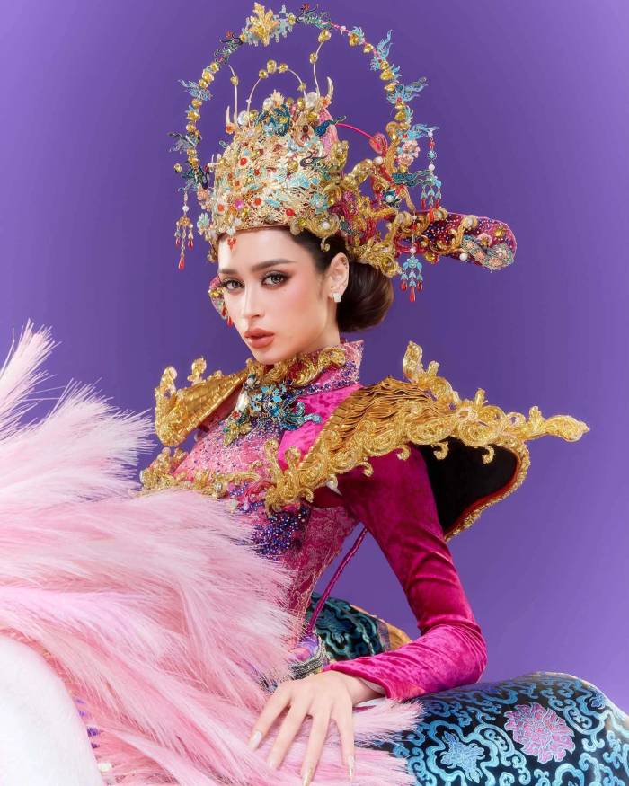 Hậu trường Emoura thử trang phục 'Vinh quy bái tổ' và chia sẻ của nhà thiết kế về ý tưởng. 