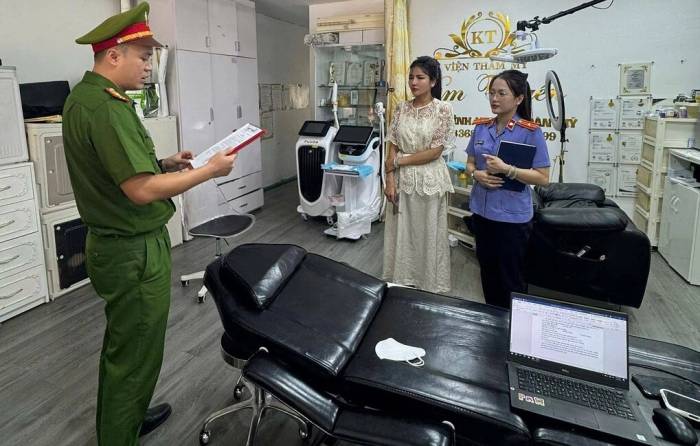Công an, VKS tống đạt lệnh khởi tố Nông Thị Tuyến. Ảnh: Công an cung cấp