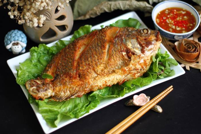 Muốn cá giòn, không dính chảo cần phải thấm khô lớp da trước khi rán. Ảnh: Bùi Thủy