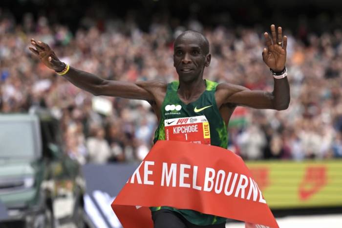Eliud Kipchoge về nhất tại Melbourne Marathon ở Melbourne, Australia ngày 11/10/2026. Ảnh: AP