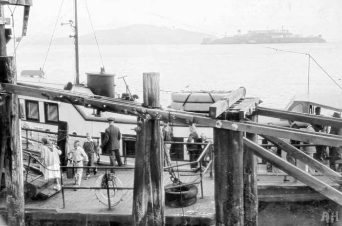 Trẻ em và cư dân Alcatraz vào thành phố đi học, đi làm bằng những chuyến tàu, chuyến muộn nhất 23h30. Ảnh: Alcatraz History