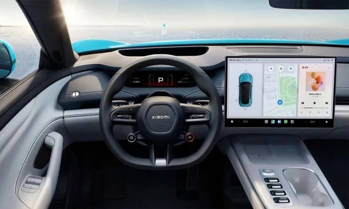 Nội thất mẫu xe điện Xiaomi SU7 với tay nắm cửa là lẫy nhỏ, màn hình lớn. Ảnh: Xiaomi