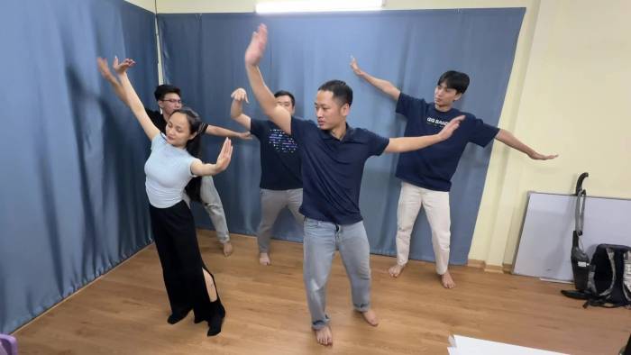 Đàn ông Việt đi học múa cổ trang/Nam giới học múa cổ trang giải tỏa căng thẳng