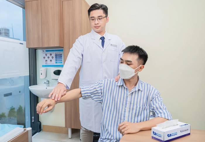 Bác sĩ Đại Dương kiểm tra biên độ vận động và sức cơ khớp vai của người bệnh. Ảnh: Phòng khám Đa khoa Tâm Anh Quận 7