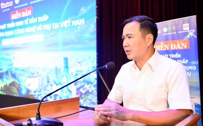 Giám đốc Đại học Quốc gia Hà Nội Bùi Thế Duy chia sẻ tại Diễn đàn Phát triển kinh tế tầm thấp và Thúc đẩy ứng dụng công nghệ vũ trụ tại Việt Nam, sáng 2/10. Ảnh: Thu Hoài