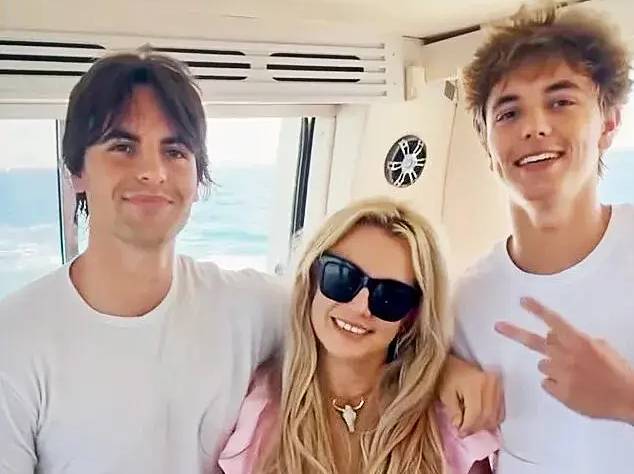 Britney Spears đăng ảnh đi chơi thuyền cùng hai con vào tháng 3. Ảnh: Instagram Britney Spears