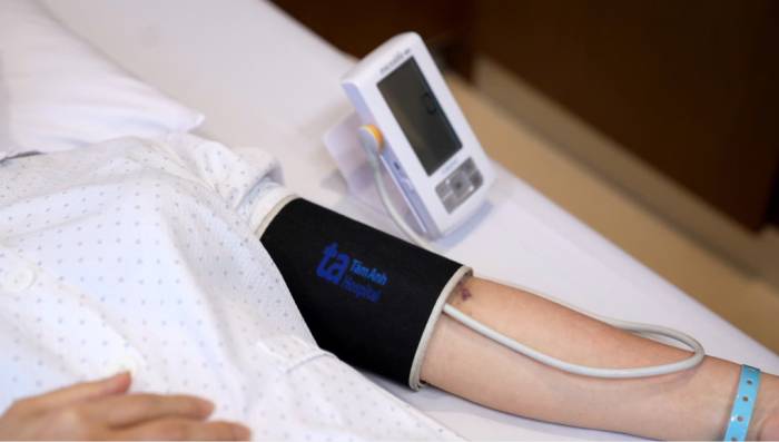 Đo huyết áp giúp theo dõi sức khỏe. Ảnh minh họa: Bệnh viện Đa khoa Tâm Anh