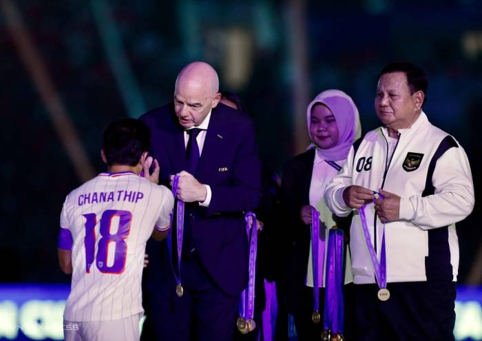 Chủ tịch FIFA Gianni Infantino trao HC bạc cho đội trưởng Thái Lan Chanathip Songkrasin sau trận chung kết FIFA ASEAN Cup 2026 tại sân Gelora Bung Karno, Jakarta, Indonesia ngày 5/10/2026. Ảnh: Hai Tư