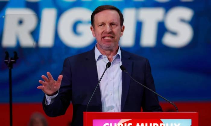 Thượng nghị sĩ Chris Murphy phát biểu tại Barcelona, Tây Ban Nha ngày 18/4. Ảnh: AP