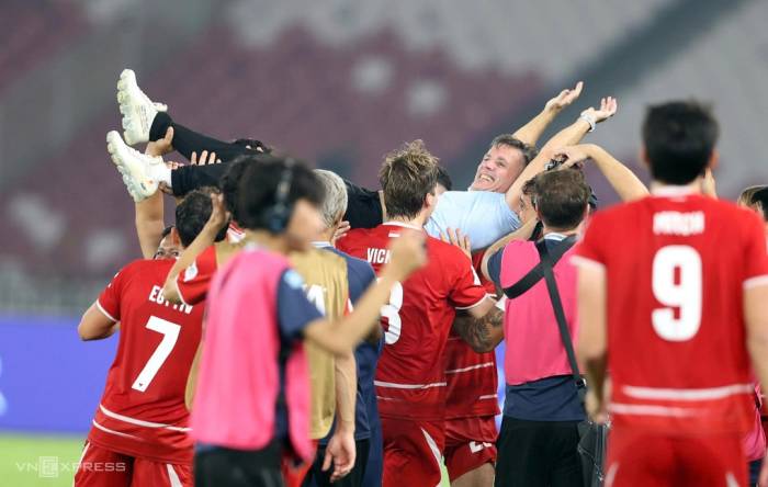 HLV John Herdman được cầu thủ công kênh sau khi Indonesia thắng Bangladesh 9-2 ở lượt cuối bảng A hạng Nhất FIFA ASEAN Cup 2026, trên sân Gelora Bung Karno, Jakarta, Indonesia ngày 1/10/2026 để giành vé vào chung kết. Ảnh: Đức Đồng
