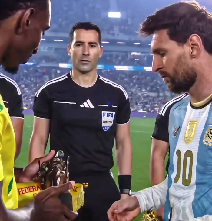 Sessi DAlmeida (trái) trao tặng Lionel Messi bức tượng Nữ chiến binh Amazone trước trận giao hữu Argentina – Benin trên sân El Monumental, Buenos Aires, Argentina ngày 6/10/2026. Ảnh:TyC Sports