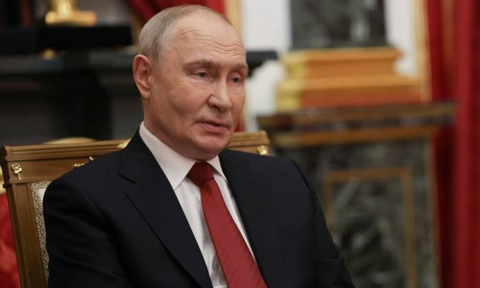 Tổng thống Nga Vladimir Putin trong cuộc gặp hai đặc phái viên Mỹ ngày 5/9 ở Moskva. Ảnh: AP