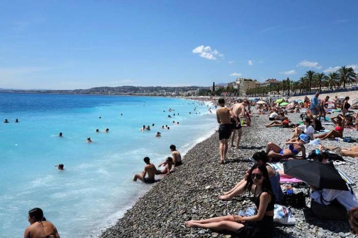 Du khách tại bãi biển ở Nice, miền nam nước Pháp. Ảnh: AFP