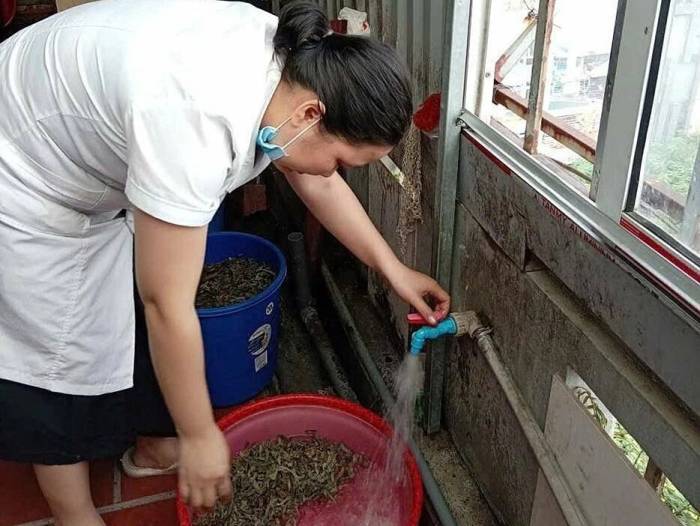 Nhân viên phòng khám tại hiện trường. Ảnh: Công an cung cấp