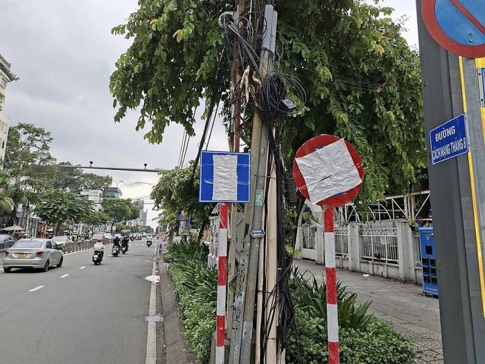 Biển báo mới được lắp đặt trên đường Cách Mạng Tháng Tám để chuẩn bị điều chỉnh giao thông. Ảnh: Giang Anh