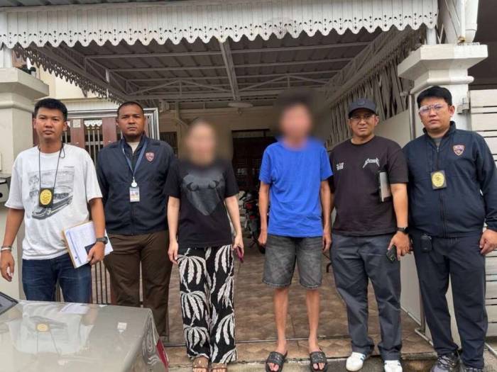 Hai nghi phạm đã được làm mờ mặt, khi bị cảnh sát Thái Lan bắt giữ. Ảnh: Thai TV5 HD