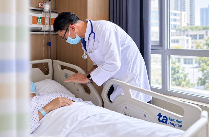 Bác sĩ Hợp giải thích cho người bệnh về tình trạng sức khỏe. Ảnh: Bệnh viện Đa khoa Tâm Anh