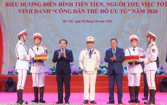 Bí thư Thành ủy Hà Nội Trần Đức Thắng (trái) và Phó bí thư Nguyễn Văn Phong trao danh hiệu cho Trung tướng Nguyễn Thanh Tùng. Ảnh: Kiên Phạm