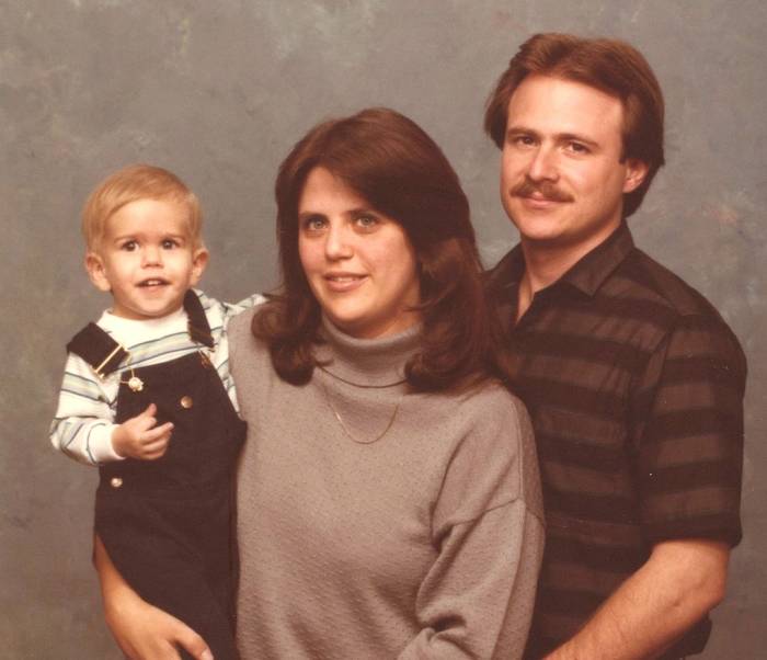 Vợ chồng Michael - Christine  Morton và con trai Eric. Ảnh: CNN