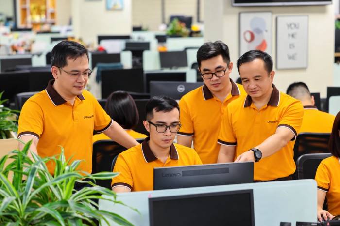 Ông Đặng Công Hoàn, Phó tổng giám đốc LPBank (ngoài cùng bên phải) trao đổi cùng tổ dự án nâng cấp Core thẻ. Ảnh: LPBank