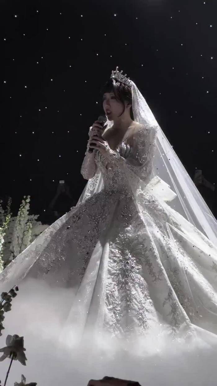 Anh Thư hát ca khúc 'Can’t Help Falling in Love'