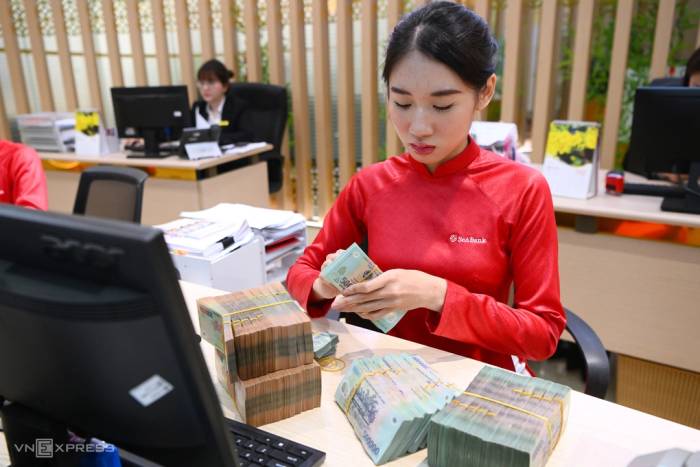 Giao dịch tại một ngân hàng thương mại. Ảnh: Giang Huy