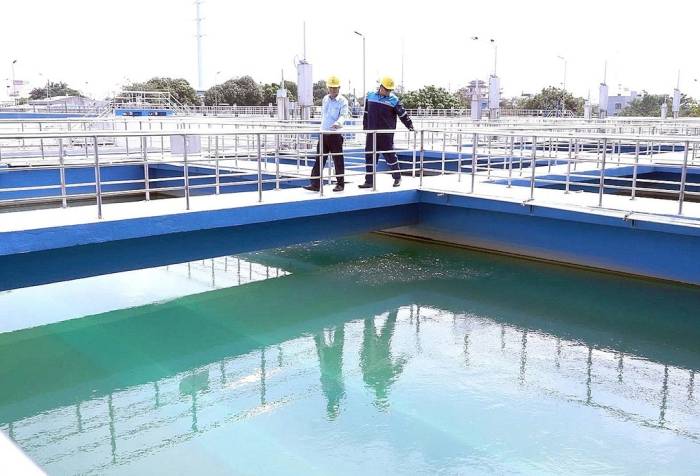 Nhân viên kiểm tra nhà máy nước Tân Hiệp. Ảnh: Hạ Giang