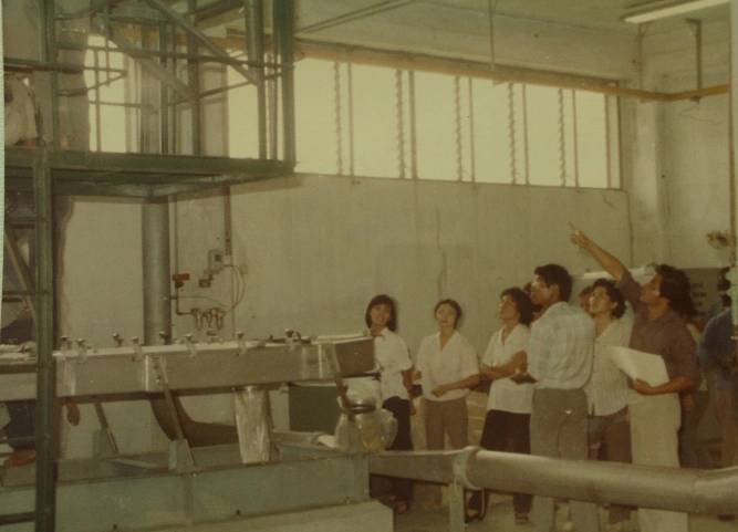 Bà Mai Kiều Liên cùng đội ngũ tìm cách khôi phục dây chuyền sản xuất thời kỳ đầu. Ảnh tư liệu: Vinamilk