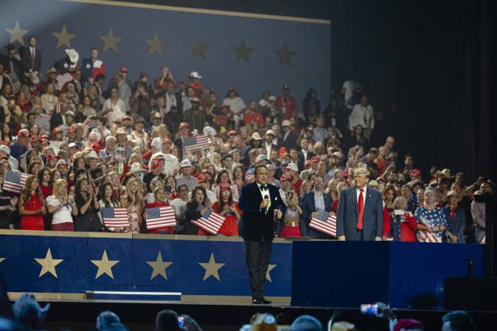 Tổng thống Trump đứng trên sân khấu dõi theo ca sĩ biểu diễn tại Đại hội Bầu cử giữa kỳ 2026 của đảng Cộng hòa ở Dallas, Texas, ngày 10/9. Ảnh: AFP