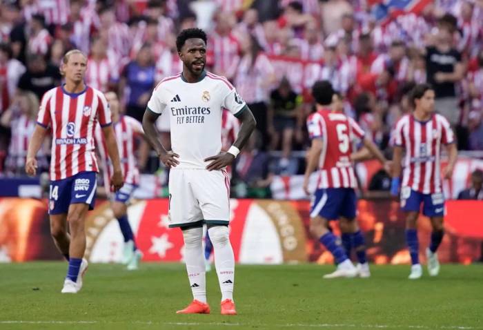 Vinicius (áo trắng) phản ứng trong trận Real thua Atletico Madrid 1-2 ở vòng bảy La Liga trên sân Metropolitano, Madrid, Tây Ban Nha ngày 20/9/2026. Ảnh: Reuters