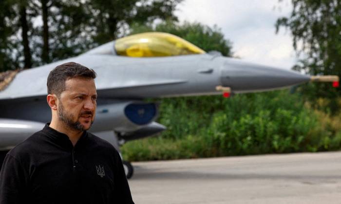 Tổng thống Zelensky bên cạnh tiêm kích F-16 Ukraine trong lễ ra mắt hồi tháng 8/2024. Ảnh: Reuters