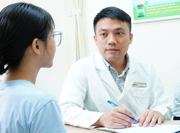 Bác sĩ Dương hỏi chuyện và tư vấn cho Hà. Ảnh: Bệnh viện Đa khoa Tâm Anh