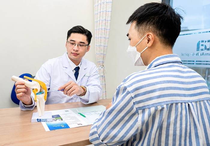 Bác sĩ Bệnh viện Đa khoa Tâm Anh đang tư vấn cho bệnh nhân. Ảnh: Bệnh viện cung cấp