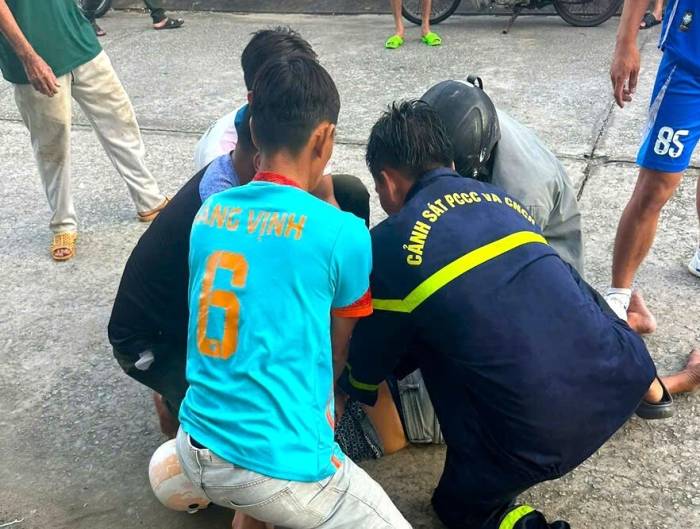 Người dân địa phương cùng lực lượng chức năng khống chế kẻ chém ba mẹ con cô giáo ở Cà Mau. Ảnh: Người dân cung cấp