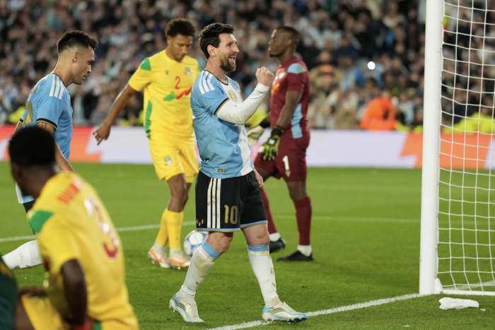 Lionel Messi mừng bàn nâng tỷ số lên 3-0 từ chấm phạt đền trong trận chia tay đội tuyển Argentina gặp Benin, tại sân Monumental, Buenos Aires, Argentina ngày 6/10/2026. Ảnh: AP