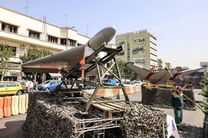 Một mẫu UAV của Iran được trưng bày tại Quảng trường Baharestan ở Tehran ngày 28/9. Ảnh: AFP