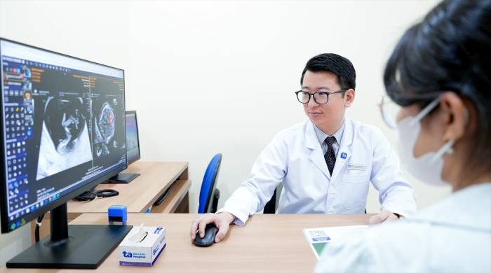 TS.BS Nguyễn Hoàng Long tư vấn cho một thai phụ. Ảnh minh họa: Phòng khám Đa khoa Tâm Anh Quận 7